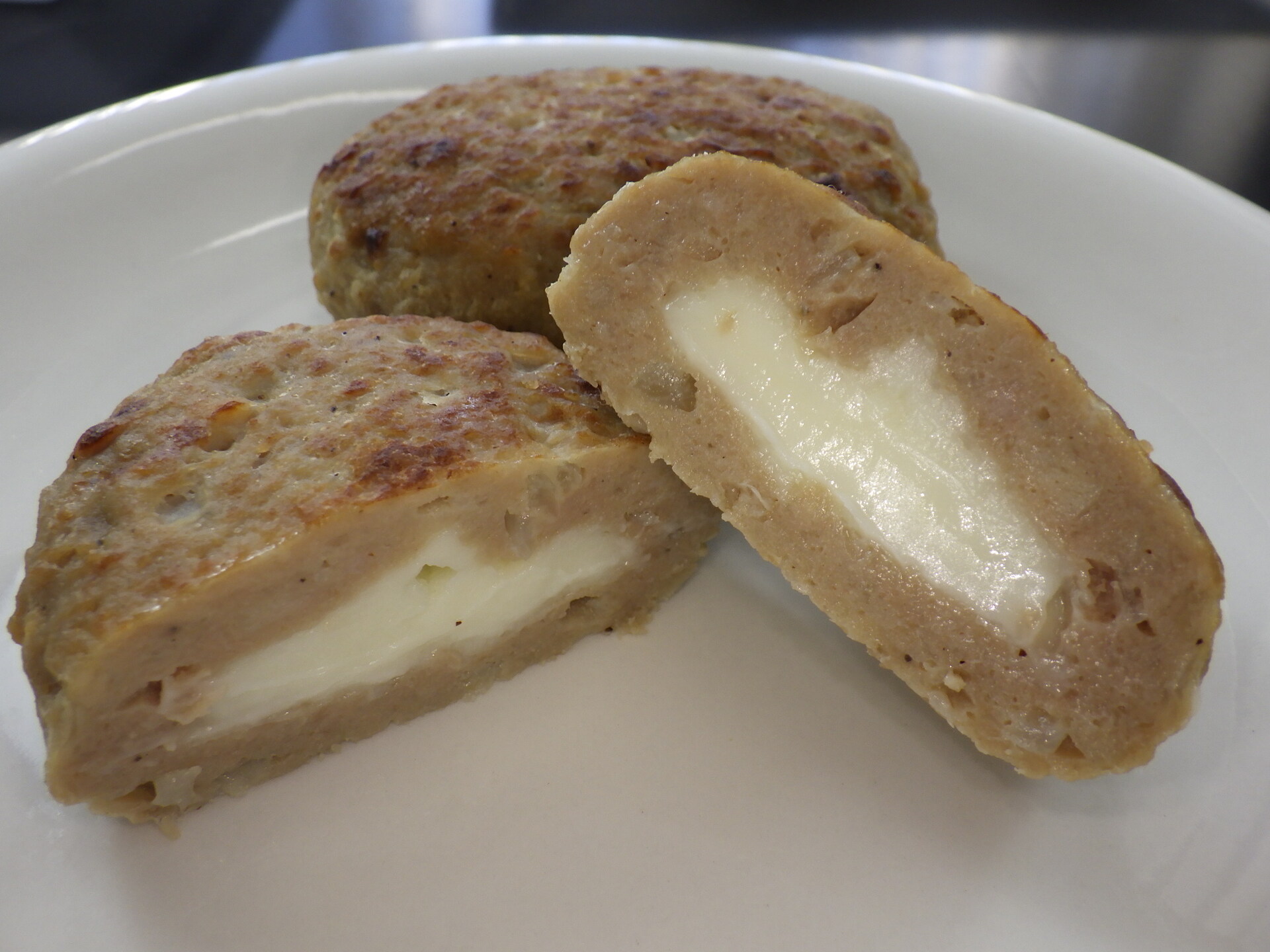 FMチーズ風ソースインハンバーグ