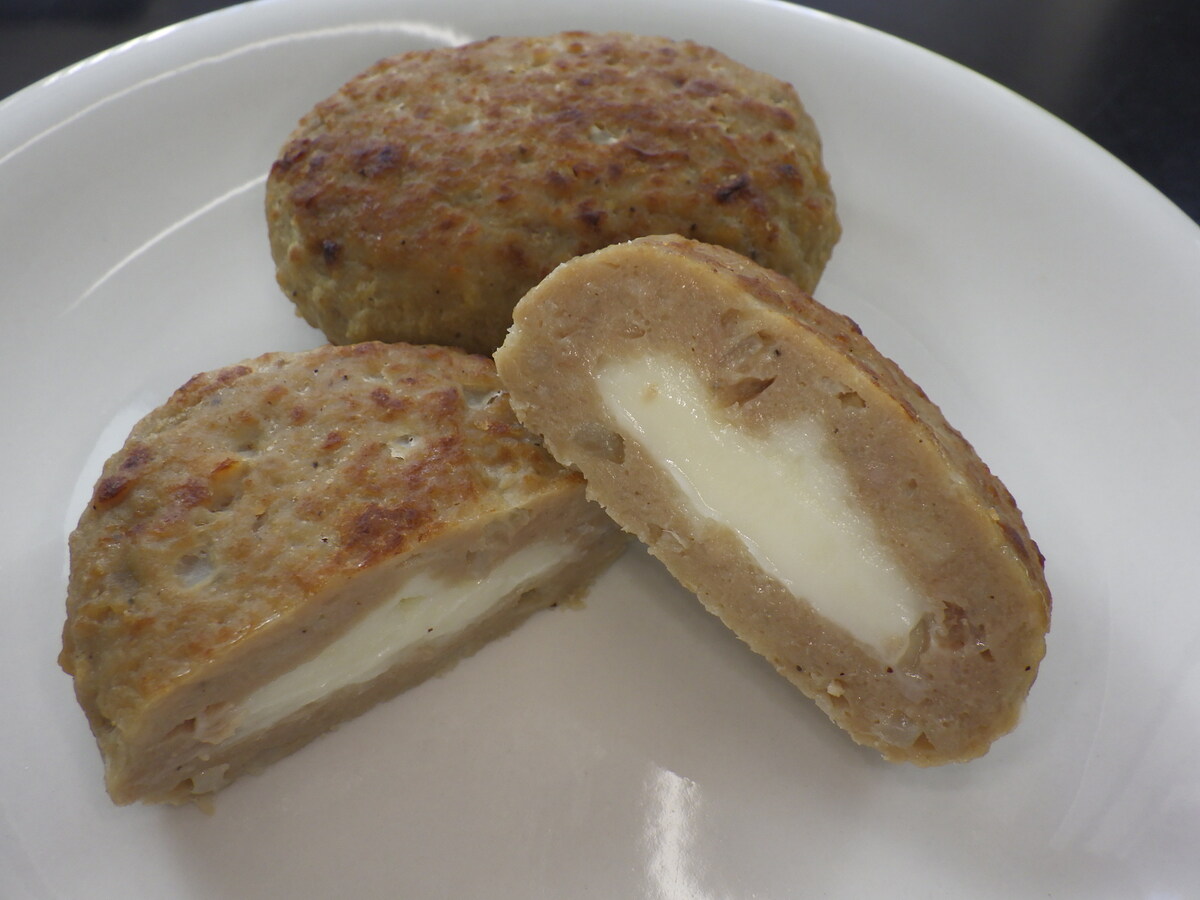 FMチーズ風ソースインハンバーグ